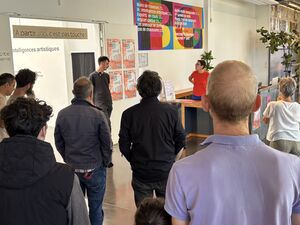 Florence de Mecquenem, directrice du BO, introduit l'après-midi inaugurale de l'exposition IA : Intelligences Artistiques, avec Sacha Notey, commissaire de l'expo et coordinateur de l'association accès)s(, devant un public intergénérationnel.