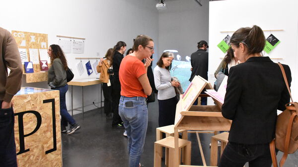 Le public découvre Expo[rt] en cours, l'exposition des diplômés de l'École Supérieure d'art et de design de Pau lors de l'après-midi inaugurale du 15 octobre 2025.