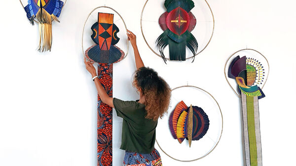 Barbara Asei Dantoni – Installation *Identités Imaginaires*, centre d’art de Bandjoun Station, 2021, acrylique sur carton, papier, textiles, métal © Barbara Asei Dantoni