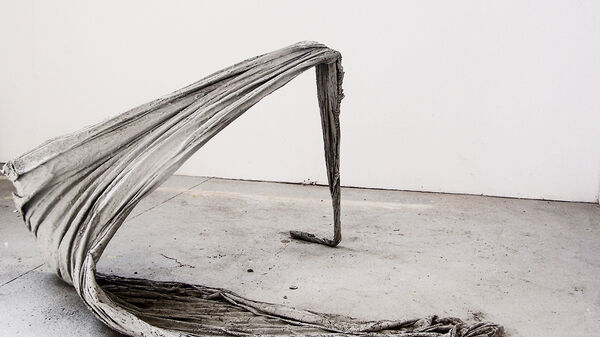 Charlotte Agricole – Erection précaire II, 2012 | tissu, ciment, sable, dimensions variables © Charlotte Agricole