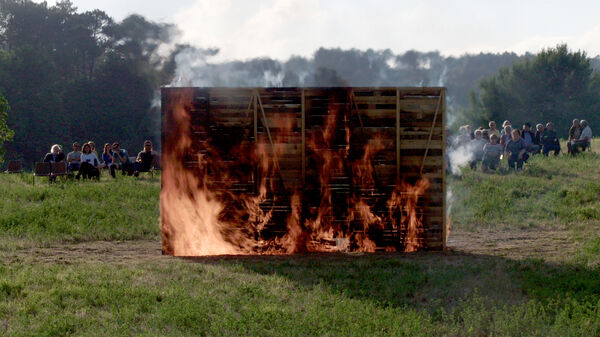 Julien Crépieux / Overture (photogramme), installation. Rideau décoloré et projection vidéo, 46', 2015 © Julien Crépieux