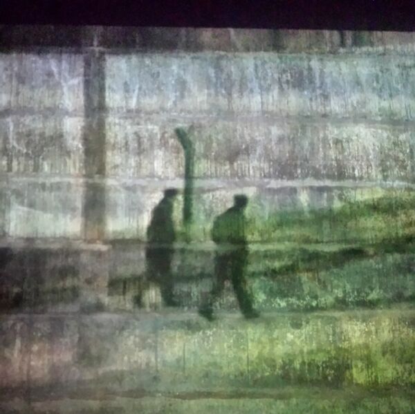 Lauriane Tresserre / Berlin : installation : projection d'archives vidéos privées, capturées à Berlin en octobre 1982 ; morceau du Mur de Berlin présenté sur socle © Laurianne Tresserre