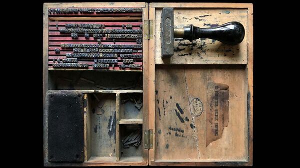 Lisa Bayle / Composteur inusable universel, mallette en bois, caractères en plomb, encre, 23×15×5 cm © Lisa Bayle