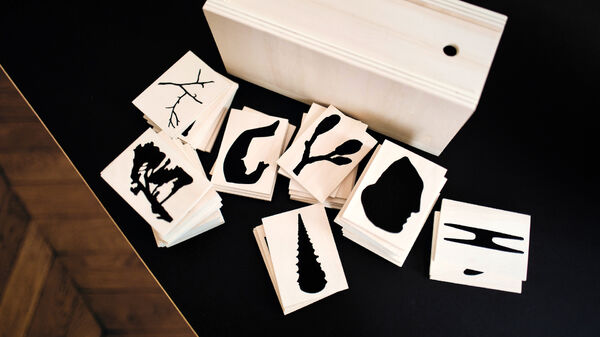 Studio Kiösk – Jeu de mémoire, jeu de 52 cartes, 6,5 x 9 cm, sérigraphie sur bois, juillet 2019 © Kiösk (Elsa Aupetit & Martin Plagnol)