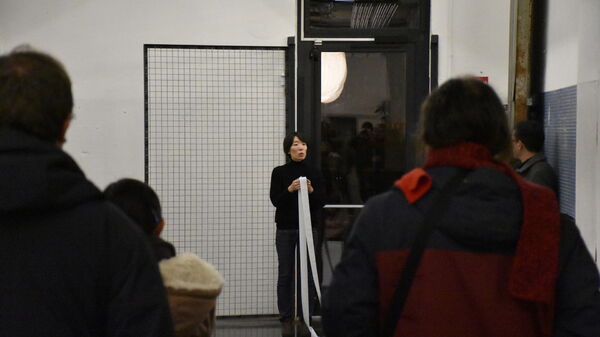 Yonsoo Kang – Performance *Au bout du rouleau*, dans le cadre de la sortie de résidence, décembre 2022 © BO